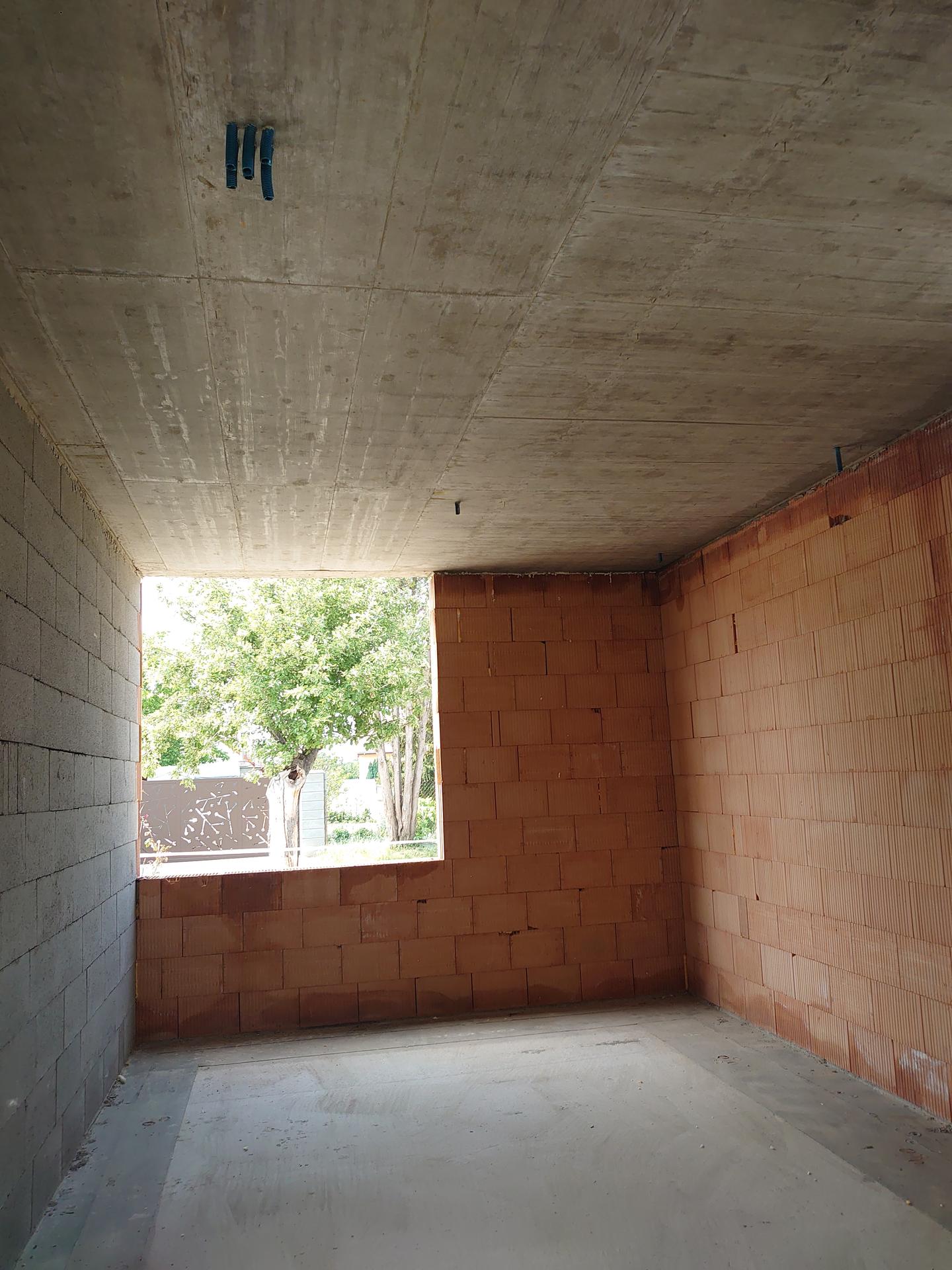 Náš budúci domček - stodola - Pohľadový betónový strop v spálni