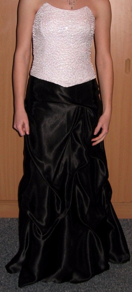 dlouhá černá společenská sukně s řasením - Obrázek č. 2