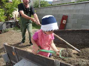 ke´d nikto ocinovi nepomôže aspoň tá najmenšia chytí lopatu