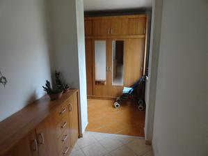 Nová chodba je od tej tmavej dlažby, pred tým sme tam už mali vchodová dvere, takto mi vzniklo miesto na kočíky