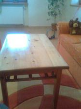 vyhodeny zreparovany stolik :-)