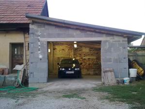 No bez svetla by to v garáži nešlo :)