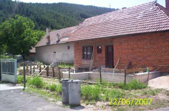 Zabetónované základy novej časti domu(22.7.2007)