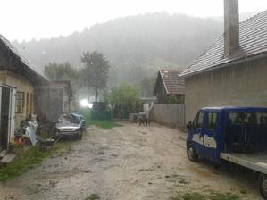 A jedna foto z tohtoročných lejakov,dvor ako potok :(