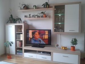 ...nad telku pôjdu ešte 3 obrázky orchidejek a živé orchidejky dostanú nové kvetináče :) a kábel sková lišta