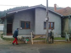 No aby sme boli aspoň ako-tak pekný robíme ešte plot pred domom