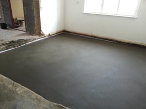 Prva vrstva betonu...na to pojde tekuta lepenka, polystyren a kurenie...