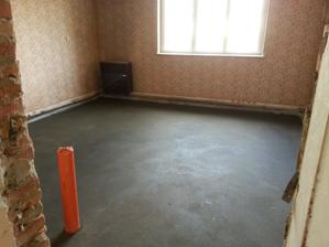 Tato izba bude zmensena o metrovy vyklenok, ktory bude patrit j susednej kupelni....na mieste kde je rura bude pokracovanie kupelne a zachod ;-)