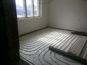 Izba pred vrstvou poteru...zatial-beton, 8cm polystyren a rurky na podlahove