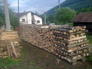 drevko na zimu pekne nachystané, môže snežiť