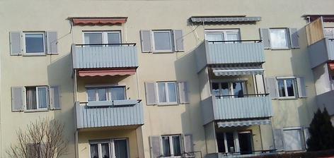 aha, aj činžiak môže mať na oknách okenice