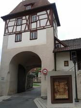 vstupná brána do mesta s detailom drevorezby zo steny