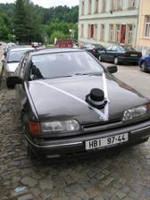 Tahle bude ozdobeno ženichovo auto, ale s větší stuhou.