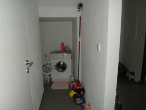 prostor pod schodištěm