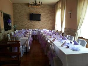 tady bude hostina, akorát v bílo-smetanových tónech
