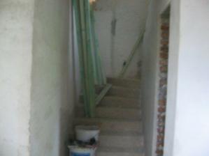 pohľad na schodište od vstupných dverí