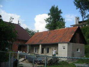pohľad na letný domček novostavbu a v pozadí kostolík