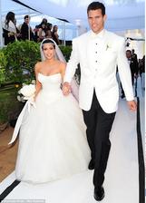 Ritnatá Kim K. v šatách od Very Wang a jej vyvolený, basketbalista Kris Humphries. Happily ever after im vydržalo presne 72 dní! celkové náklady na svadbu? krásnych 20 mil. dolárov. Oplatilo sa...