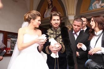Katka a Peťo AKA Romualdo z Fantaghiro Saganovci prežívali skutočnú tour de svadba. Obrad v Dolnom Kubíne, fotenie s Jakubom Klimom na Oravskom zámku a hostina v Kempinski Štrbské pleso. Tentokrát nie na bicykli ale helikoptérou