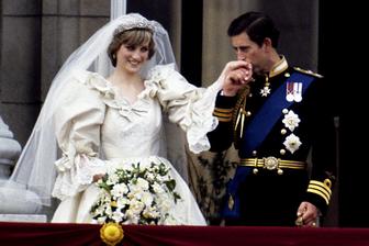 Neverník Charles spravil v roku 1981 z Lady Di princeznú a to pod drobnohľadom 750 mil. ľudí za TV obrazovkami. V roku 1992 začali žiť oddelene a o 4 roky na to sa oficiálne rozviedli. Di si neužívala slobodu dlho, v 1997 zahynula pri autonehode.