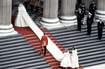 Dievčatá nesťažujte sa na to, že vaše svadobné šaty sú priťažké. Diana mala "nenápadnú" 7 a pol metrovú vlečku a fňukala? Nie! Princezná nikdy nefňuká ;-)