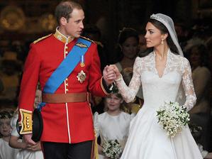 Modrokrvný William a smrteľníčka Kate do toho "praštili" v roku 2011. Novomanželia požiadali hostí o prispenie na charitu namiesto svadobných darov. Svadba stála 20 mil. libier (z toho 400tis za kvetinovú výzdobu), hradili ju rodiny novomanželov.