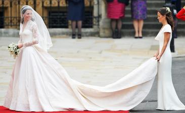 Nemalá pozornosť bola venovaná aj zadku nevestinej sestry Pippy. Obe Middletonové dievčence boli nahodené v šatách od Alexandra McQueena.