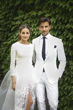 Vždy štýlový pár Olivia Palermo a Johannes Huebl sa stali manželmi len za pritomnosti najbližšej rodiny a priateľov. Olivia mala na sebe svetrík, kraťasy a sukňu od Caroliny Herrera a na nohách Mr. Manolo..