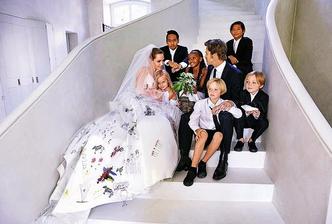 Od mr. a mrs. Smith k mr. a mrs. Pitt. Po početných pôrodoch a osvojeniach prišlo aj na tajnú svadbu Angeliny a Brada vo francúzskom chateau. Angelina v šatách Atelier Versace a v závoji zdobenom kresbami ich potomstva.
