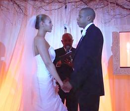 V roku 2008 Beyonce a Jay-Z oficiálne oznámil svetu, že sú crazy in love. Od výzdoby až po nevestu všetko bolo biele, no svadobčania svoje foťáky a telefóny museli nechať doma. Btw šaty Beyonce navrhla jej mama, neveste sa nepáčili.