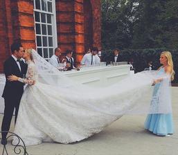 Nicky Hilton ukradla srdce a priezvisko tomu najprominentnejšiemu židovskému fešimu, Jamesovi Rothschildovi. Družičky v modrom, tisíce rôznofarebných ruží a londýnsky Kensington palace, adresa Kate a Williama.