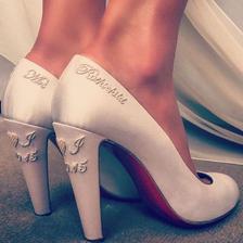 Na mieru šité šaty od Valentino HC doladené na mieru robenými topánkami Louboutin s dátumom svadby, iniciálami novomanželov a spoločným priezviskom