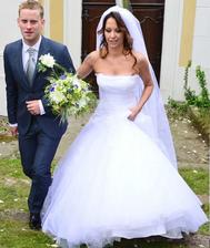 To, že svadobné prípravy nemusia trvať mesiace či roky dokázala Agáta Hanychová a Jakub Prachař. Tým na prípravu stačil jediný deň, v sobotu ráno sa zasnúbili a večer bola svadba o ktorej nevedela ani Agátina mama.