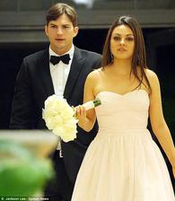 Takto nejak mohla vyzerať svadba Mily Kunis a Ashtona Kutchera v roku 2015. Opäť tajná svadba, keďže newlyweds si neželali prítomnosť vrtuľníkov pre ktoré by vo svojich sľuboch počuli never namiesto forever. Hostina bola poňatá ako luxusná stanovačka