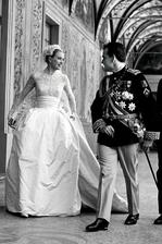 19.4.1956 sa z oscarovej Grace Kelly stala skutočná princezná. Svadby s Ranierom III. boli rovno dve, prvý civilný sobáš s hŕstkou najbližších a potom cirkevný za prítomností 600 hostí. Svadobné šaty šilo 36 ľudí 6 týždňov.