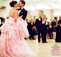 Jessica Biel a Justin Timberlake už pomaly klasicky: svadba v Taliansku, ženích spieva serenádu uličkou kráčajúcej neveste, avšak nevesta netradične oblečená v ružovom. Bielu prenechala družičkám :-)
