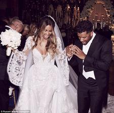 Ciara a Russell Wilson do toho praštili v roku 2016 na anglickom zámku. Nevesta v krásnych šatách od Roberta Cavalliho vraj až do svadby so svojím manželom nič nemala…
