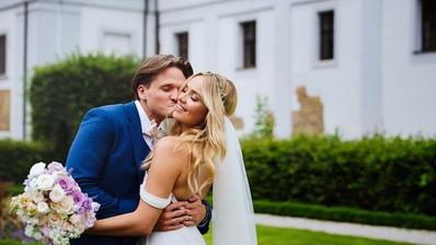 Miss world Taťána Kuchařová a Ondřej Brzobohatý Gregor majú od roku 2016 taktiež spoločné priezvisko. Družičky vo fialových šatách s kvetinovými vencami vo vlasoch, hostina na farme a kopec bodyguardov, ktorí novomanželov chránili dáždnikmi.