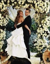 Búrlivák Robbie Williams je už od roku 2010 tiež v chomúte. Zobral si krásnu Aydu oblečenú v šatách od Monique Lhuillier v ich dome v Beverly Hills. Roly družičiek sa zhostilo 8 psíkov s kvetinovými obojkami.