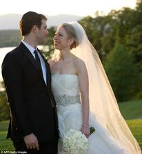 Chelsea Clinton a Marc Mezvinsky sa brali v 2010. Šaty od Very, hostia ako Oprah a oddávajúci bol rabín aj reverend. O pol roka neskôr Chelsea revala exprezidentovi a možno budúcej prezidentke na ramene, že chce rozvod, ustáli to a dnes čakajú baby