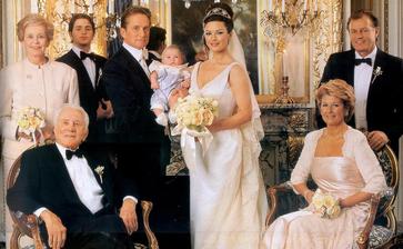 Catherine Zeta-Jones a Michael Douglas si povedali áno v NY plaza hoteli za účasti stoviek hostí a 50tich ochrankárov. O šaty za stovku sa postaral Christian Lacroix. Snúbenci sa hrali na záhadných, ich pozvánky boli písané neviditeľným atramentom.