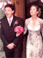 V 2002 si Paul mcCartney zobral "obľúbenú" jednonožku Heather Mills. Indicky ladená svadba (WTF???) za 3mil. s ohňostrojom a piesňou napísanou pre nevestu s príznačným názvom "Heather" zaspievali preživší členovia Beatles.