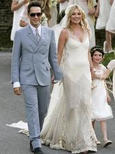 back to 2011 Kate Moss a Jamie Hince si sľúbili nekonečnú lásku, ktorá sa v roku 2015 skončila. Vychytená modelka pózovala v šatách od Alexandra McQueena "svadobnému fotografovi" M. Testinovi. Zoznam hostí znel ako pozvánka na fashion week.