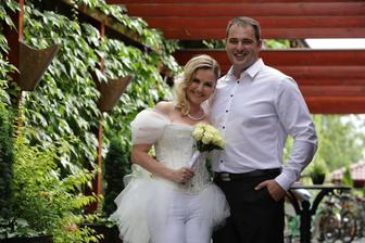 Zuzana Haasová, Martin Kostka a jej prapodivná módna kreácia boli aktérmi svadobného dňa dnes už manželov Kostkovcov. Svadba o dvoch svedkoch v deň plný šestiek 16.6.2016 o 16:00