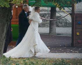 Prvú 10ročnicu zvládla speváčka Kristína vo vzťahu so svojim manažérom Mariánom "bez papiera", tú druhú začali ako manželia a v chladnú októbrovú sobotu si za účasti najbližšej rodiny, mimoriadných utajovacích opatrení a SBSky povedali "ta ňe".