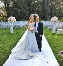 nebyť Domi, mohla to byť svadba roka, Chateau Herálec, šaty od Borisa Hanečku inšpirované Grace Kelly, záplava kvetín a kytica, ktorá pristála v rukách Adely, aby ani tá neostala na ocot...