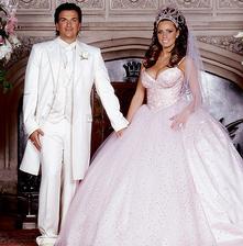 Rok 2005 a manželia cukrovatoví, t.j. Jordan Katie Price a Peter Andre a ich barbie (doslova) svadba na zámku. Nevesta priznala, že bola na antidepresívach, nečudujem sa, byť takto oblečná, potrebovala by som ich aj ja...