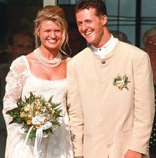Corinna a Michael Schumacherovci sú manželmi vyše 20 rokov (od 1995). Jazdkyňa na koni a jazdec F1 si však jeden druhého veľa neužili. Najprv hrala prím Michaelova kariéra a rok po tom čo kolotoč F1 opustil prišla tragická nehoda...