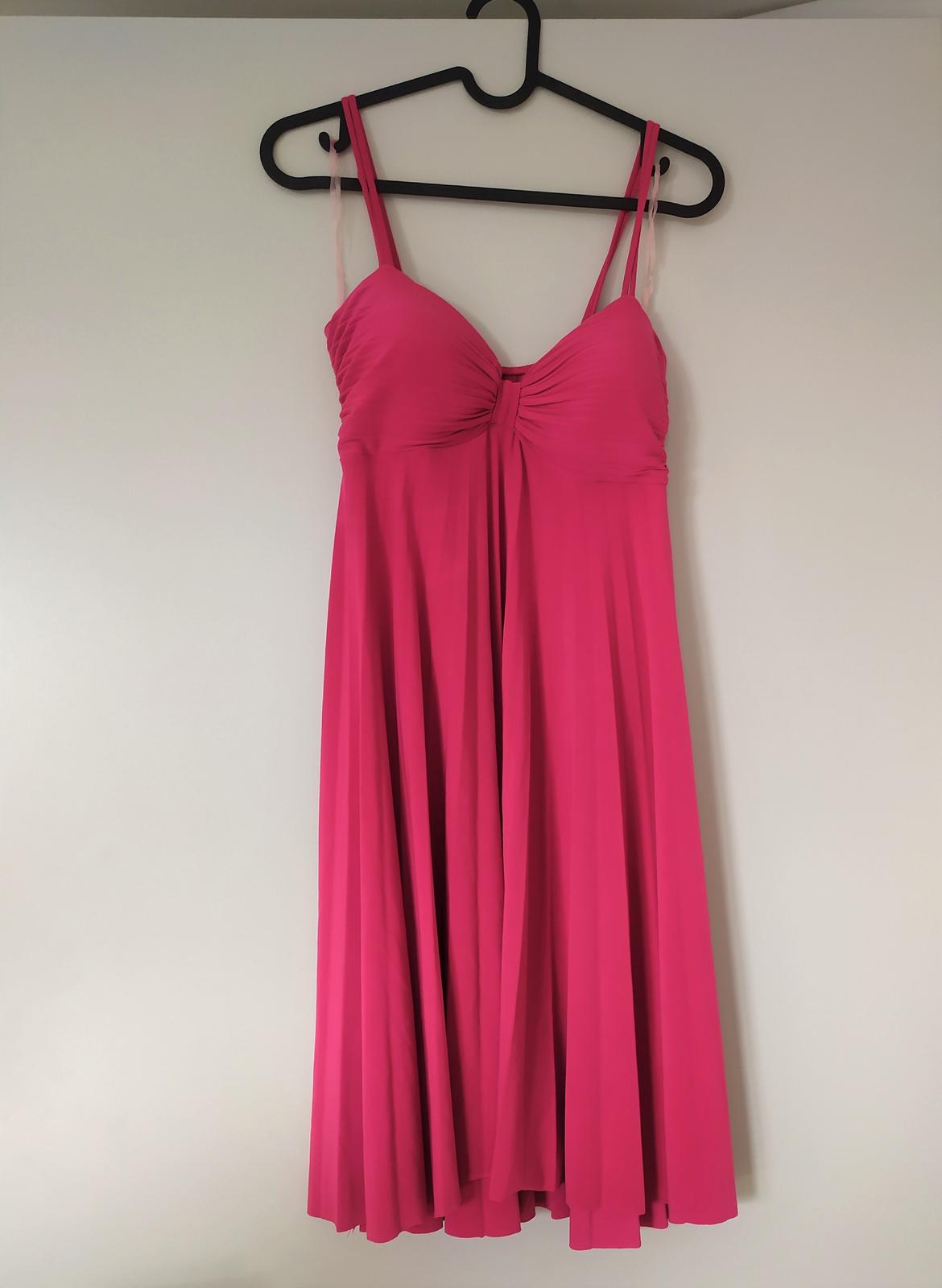 Růžové šaty na ramínka s plisovanou sukní - Obrázek č. 1