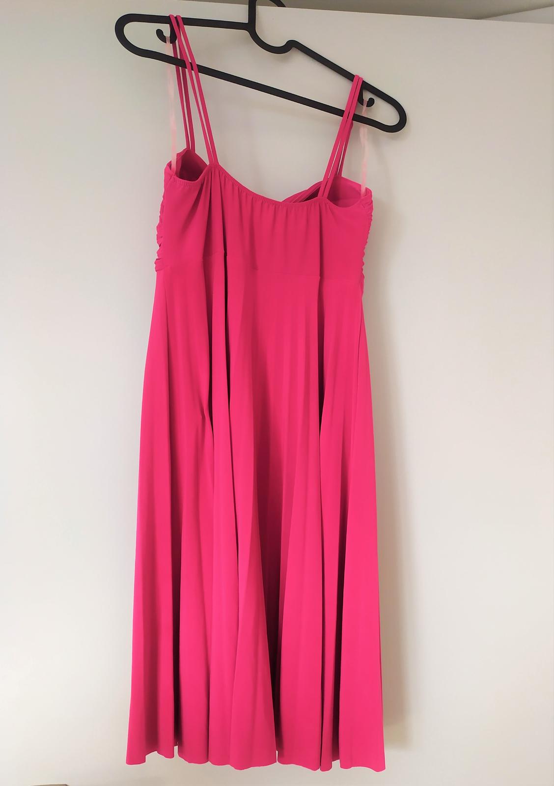 Růžové šaty na ramínka s plisovanou sukní - Obrázek č. 2